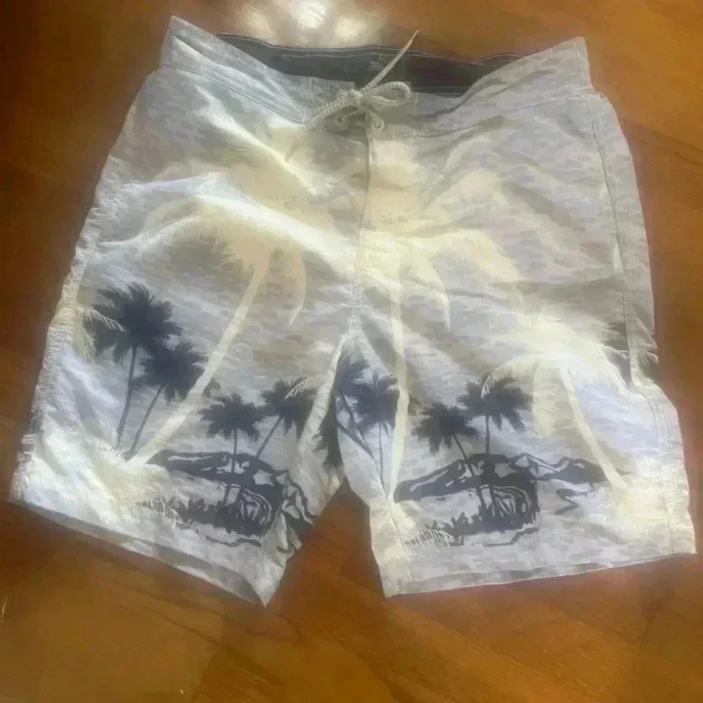 Tommy Bahama men’s medium swim trunks tie waist Velcro. Closure. Mesh lining.